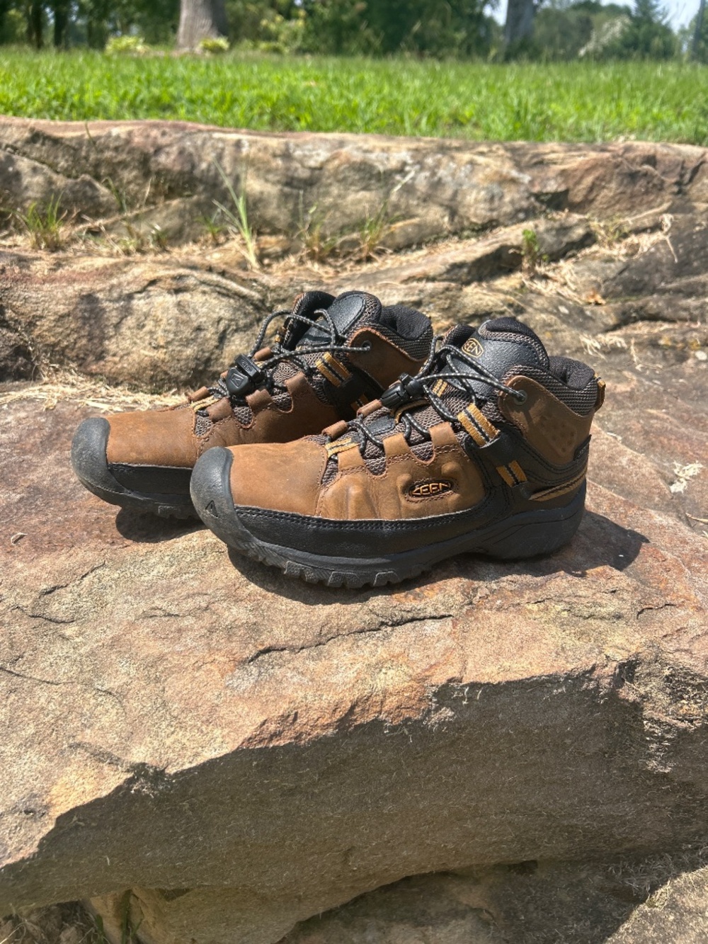 KEEN Targhee Mid Waterproof Hiking Boots for Kids - Picture 2 of 4